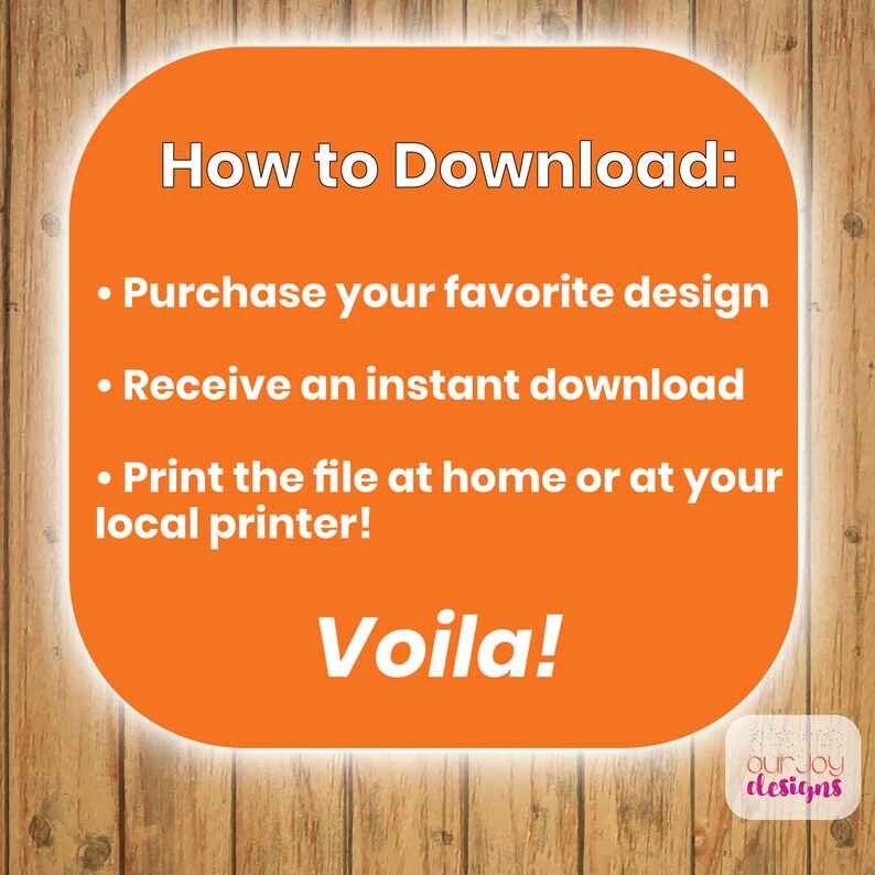 Op de afbeelding: Een oranje afgeronde rechthoek met witte tekst op een houten achtergrond. De tekst luidt: "Hoe te downloaden: Koop je favoriete ontwerp, Ontvang een directe download, Print het bestand thuis of bij je lokale printer! Voila!"