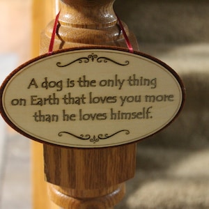 Gepersonaliseerde dubbelzijdige lasergegraveerde quote voor aan de muur met hondenthema