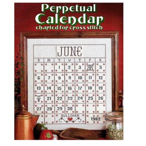 以下が含まれることがあります： 6月と1982年を特徴とする、永久カレンダーのクロスステッチパターン。カレンダーは茶色の木製のフレームで囲まれており、白い背景に赤いステッチが施されています。
