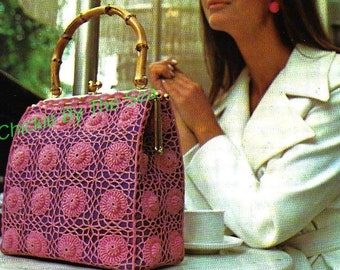 Könnte beinhalten: Eine rosa gehäkelte Handtasche mit einem Bambusgriff. Die Tasche hat einen dekorativen Verschluss und ist mit einem runden Stichmuster gearbeitet.