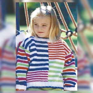 Könnte beinhalten: Ein Kind trägt einen bunten gestreiften Pullover mit weißem Hintergrund. Der Pullover hat ein blaues, weißes, rotes, grünes und pinkfarbenes Streifenmuster.