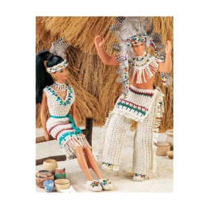 Könnte beinhalten: Zwei Puppen in indianisch inspirierten Outfits. Die weibliche Puppe trägt ein weißes Häkelkleid mit einer Perlenkette und einem Stirnband. Die männliche Puppe trägt ein weißes Häkeloutfit mit einer Perlenkette und einem Kopfschmuck. Beide Puppen tragen gehäkelte Mokassins.