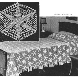 Pode incluir: Imagem a preto e branco de uma cama com colcha e almofada com padrão de estrelas. A colcha tem franjas na borda inferior. Uma imagem menor no canto superior esquerdo mostra uma toalha de mesa de estrela de crochê. O texto "RADIANT STAR No. 675" é visível.