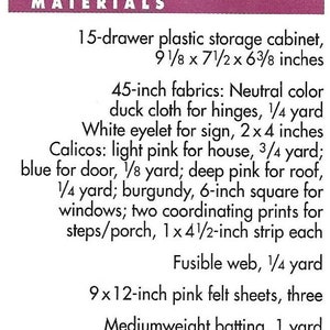 K&ouml;nnte beinhalten: Materialliste f&uuml;r ein Bastelprojekt, darunter ein 15-Schubladen-Kunststoff-Aufbewahrungsschrank, 45 Zoll Stoffe, wei&szlig;e &Ouml;sen, Calicos, Fusible Web, rosa Filzplatten und mittelschwere Vlieseline.