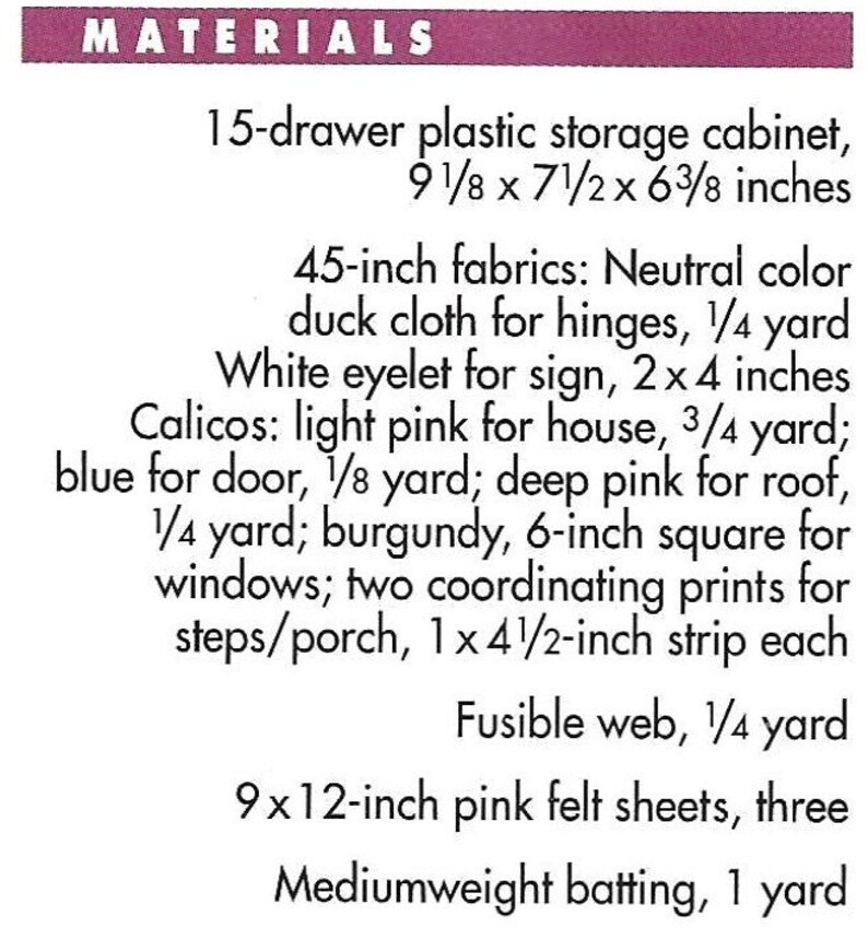 K&ouml;nnte beinhalten: Materialliste f&uuml;r ein Bastelprojekt, darunter ein 15-Schubladen-Kunststoff-Aufbewahrungsschrank, 45 Zoll Stoffe, wei&szlig;e &Ouml;sen, Calicos, Fusible Web, rosa Filzplatten und mittelschwere Vlieseline.
