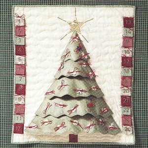 Peut inclure: Calendrier de l'Avent de Noël matelassé, avec un sapin vert orné de nœuds rouges et d'une étoile dorée. Le fond crème est quadrillé, avec des poches numérotées de chaque côté.