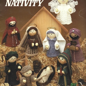 Puede incluir: Patrón de punto para un nacimiento de punto con un ángel, un bebé Jesús, María, José y tres reyes magos. El patrón incluye instrucciones para tejer cada figura.