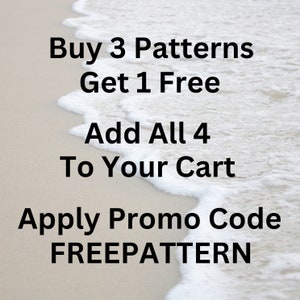 Puede incluir: Texto sobre un fondo de playa que dice "Compra 3 patrones, obt&eacute;n 1 gratis. Agrega los 4 a tu carrito. Aplica el c&oacute;digo promocional FREEPATTERN."
