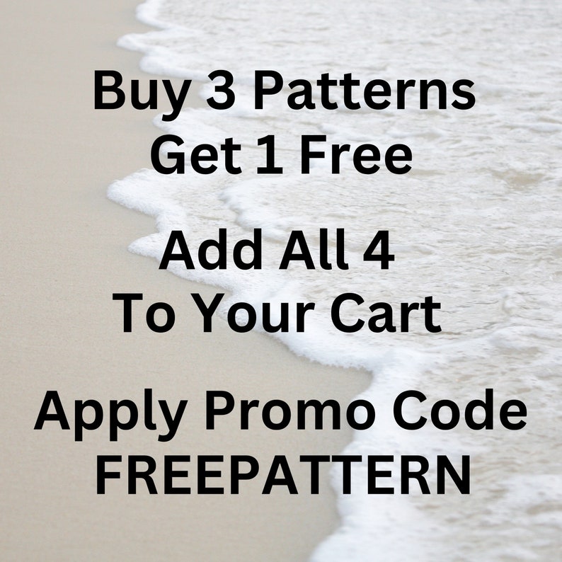 Puede incluir: Texto sobre un fondo de playa que dice "Compra 3 patrones, obt&eacute;n 1 gratis. Agrega los 4 a tu carrito. Aplica el c&oacute;digo promocional FREEPATTERN."