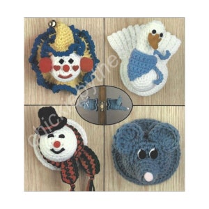 Könnte beinhalten: Vier gehäkelte Türstopper-Ornamente: ein Clown mit gelbem, blauem und rotem Garn, ein weißer Schwan mit blauem Garn, ein Schneemann mit weißem, schwarzem und rotem Garn und eine graue Maus mit rosa Garn.