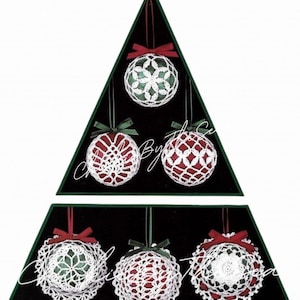 Puede incluir: Seis adornos navideños de ganchillo en una pantalla triangular. Tres adornos son rojos con ganchillo blanco, y tres son verdes con ganchillo blanco.