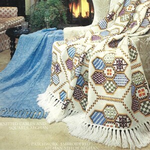 Puede incluir: Dos mantas de crochet, una azul y otra blanca con un patrón geométrico multicolor. La manta blanca tiene un borde de flecos. El texto "Knitted Cables and Squares Afghan" está debajo de la manta azul y "Patchwork Embroidered Afghan Stitch Afghan" está debajo de la manta blanca.