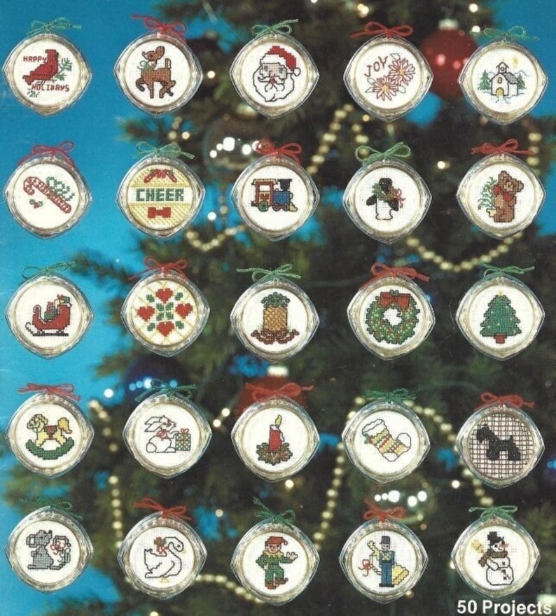 Peut inclure: Un ensemble de 25 motifs de point de croix pour des d&eacute;corations de No&euml;l. Les motifs pr&eacute;sentent une vari&eacute;t&eacute; de designs festifs, notamment le P&egrave;re No&euml;l, un renne, un bonhomme de neige, un sapin de No&euml;l, une chaussette, une bougie, un train, un pingouin, un ours en peluche, et plus encore. Les motifs sont imprim&eacute;s sur du papier blanc avec du fil noir et color&eacute;.