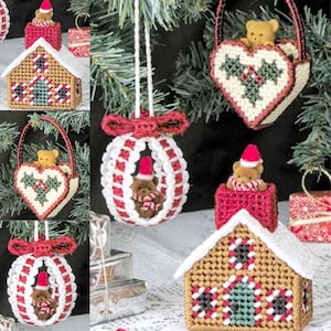 Puede incluir: Cuatro adornos navideños hechos a mano que representan una casa de jengibre, una cesta en forma de corazón y dos bolas de bastón de caramelo. Cada adorno presenta un pequeño osito de peluche en su interior.