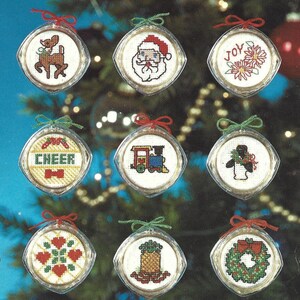 Peut inclure: Ensemble de 15 boules de No&euml;l rondes avec diff&eacute;rents motifs de point de croix. Les boules pr&eacute;sentent une vari&eacute;t&eacute; de th&egrave;mes de No&euml;l, notamment un cardinal, un renne, le P&egrave;re No&euml;l, une &eacute;glise, une canne en sucre, un pingouin, un ours en peluche, un tra&icirc;neau, une couronne et un sapin de No&euml;l.