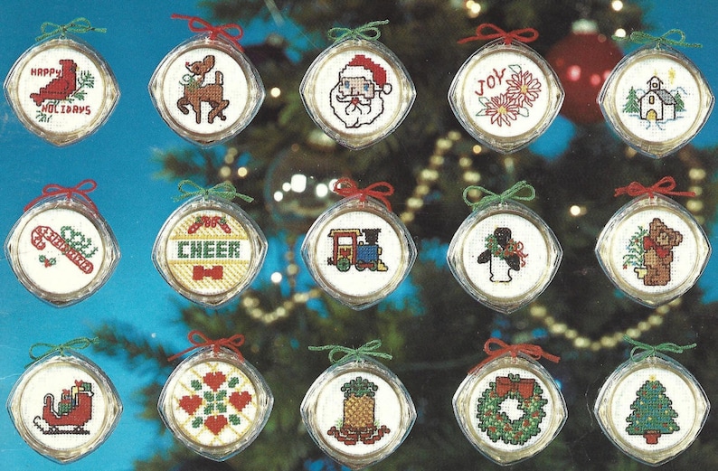 Peut inclure: Ensemble de 15 boules de No&euml;l rondes avec diff&eacute;rents motifs de point de croix. Les boules pr&eacute;sentent une vari&eacute;t&eacute; de th&egrave;mes de No&euml;l, notamment un cardinal, un renne, le P&egrave;re No&euml;l, une &eacute;glise, une canne en sucre, un pingouin, un ours en peluche, un tra&icirc;neau, une couronne et un sapin de No&euml;l.