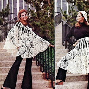 Könnte beinhalten: Ein weißes gehäkeltes Poncho und Rock mit Ananas-Muster. Das Model trägt eine schwarze Hose und ein schwarzes Oberteil.