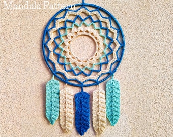 Könnte beinhalten: Ein blauer und cremefarbener gehäkelter Traumfänger mit einem Mandala-Muster und fünf blauen und cremefarbenen Federn, die unten hängen.