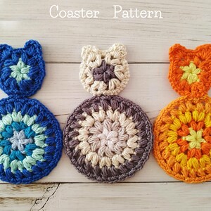 Puede incluir: Tres posavasos de ganchillo con un diseño de estrella en el centro. Los posavasos son azules, beige y naranja. El texto "Coaster Pattern" está en la parte superior de la imagen.