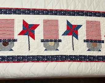 Camino de mesa de gnomo patriótico