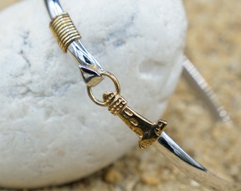 Diseño de Faro - Elegante Brazalete de Plata de Ley con Faro Chapado en Oro - Joyería Náutica de Playa - Joyería de Clubes de Vela y Yates