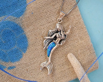 Collar de sirena - Colgante de sirena en plata de ley 925 con ópalo azul simulado - Joyería de playa y vida marina - Temática náutica - Inspirado en el océano
