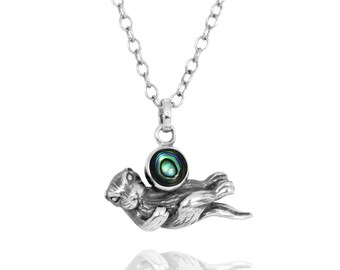 Collar de nutria marina - Colgante de plata de ley con nutria marina flotante sosteniendo una concha de abulón redonda - Joyería de temática marina - Tema náutico