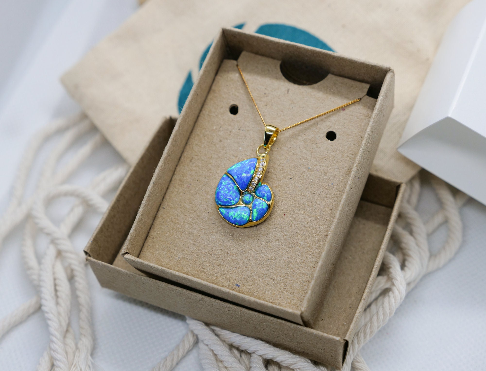 IMG_0448.heic?v=1679593880 Quiet Luxury Coastal Nautical 18k Gold Plated Seashell Necklace Jewelry display picture 1
