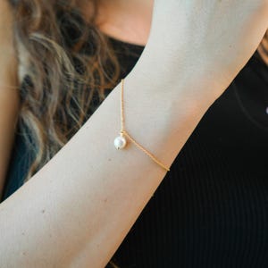 Gold Bracelet with Pearl, Bridal Bracelet 18K Gold-Plated Chain Bracelet with Freshwater Pearl, Minimalist Beach Jewelry Gift for Bride