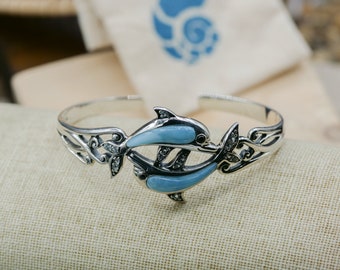 Diseño de brazalete Larimar Dolphin - Pulsera de plata de ley con incrustaciones de piedra larimar azul natural y topacio blanco - Inspirada en el océano