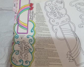 Może przedstawiać: Otwarta Biblia z kolorowymi ilustracjami i tekstem "God's Everlasting Covenant". Strona zawiera tęczowy wzór i słowo "Noah". Widoczna jest nazwa sklepu Etsy "BawCraftWorx".