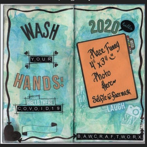 Può includere: Una pagina di diario dipinta a mano con uno sfondo acquerellato blu e verde. La pagina sinistra dice "Lavati le mani!" con una grafica in bianco e nero di un cartello per il lavaggio delle mani. La pagina destra dice "2020" e ha un posto per mettere una foto di 4x3 pollici con il testo "Place Funny Photo Here" e "Selfie w/ face mask".