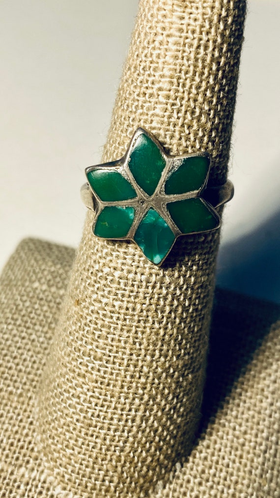 Sterling Ring Green Stones Inlaid Flower