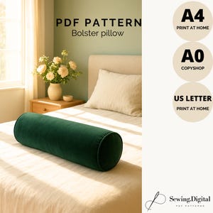 Könnte beinhalten: Ein dunkelgrünes Nackenkissen auf einem Bett mit einer cremefarbenen Bettdecke. Das Bild enthält den Text "PDF PATTERN Bolster pillow" und Optionen zum Drucken zu Hause oder in einem Copyshop.
