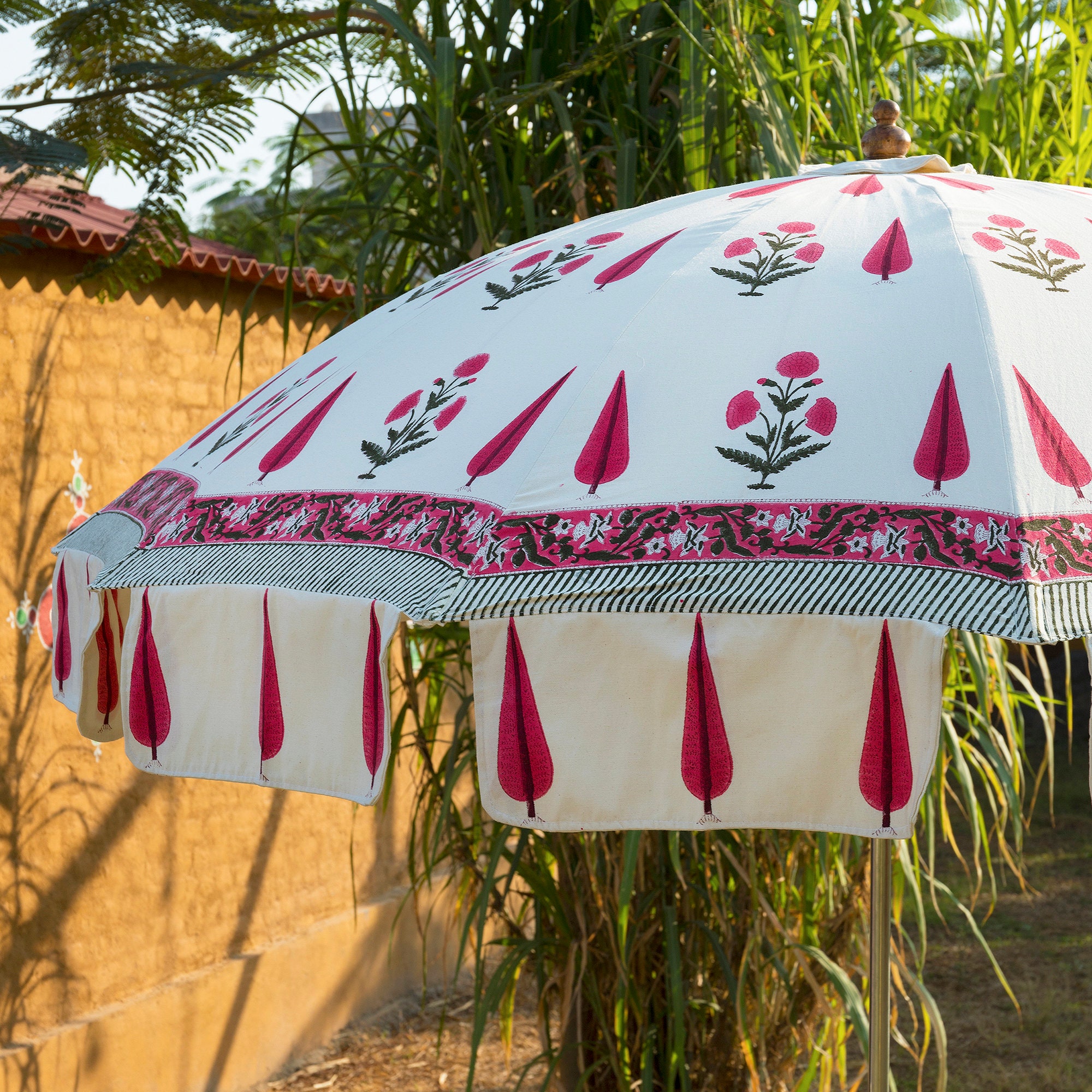 Grand parasol Parasol de patio d’ombrage en coton blanc Accessoires Parapluies et accessoires de pluie Parasol extérieur de café de plage Parasol de jardin Parasol de patio floral indien imprimé en bloc 