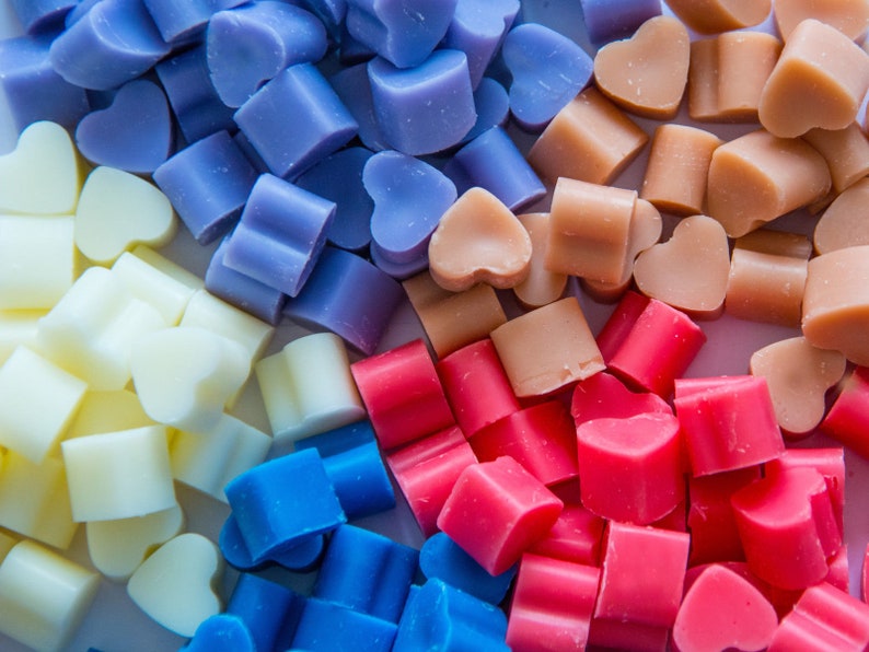 Puede incluir: Surtido de fundidos de cera en forma de coraz&oacute;n en varios colores, incluyendo blanco, azul claro, morado, rosa y rojo.