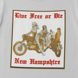 Puede incluir: Una camiseta blanca con un rectángulo marrón que presenta una ilustración vintage de cuatro personas montando en motocicleta. El texto "Live Free or Die" y "New Hampshire" están en rojo.