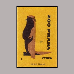 Praga Zoo Otter 1963 T-Shirt / Match Box Art Cecoslovacchia Guerra Fredda T-Shirt Sovietico Modernismo Propaganda Poster 1960s Design Thrift Store