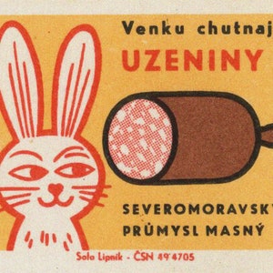 Cecoslovacchia Coniglietto che contempla salsiccia T-Shirt / Match Box Art Blocco orientale Unione Sovietica Europa orientale 1960 Design Coniglio Modernismo