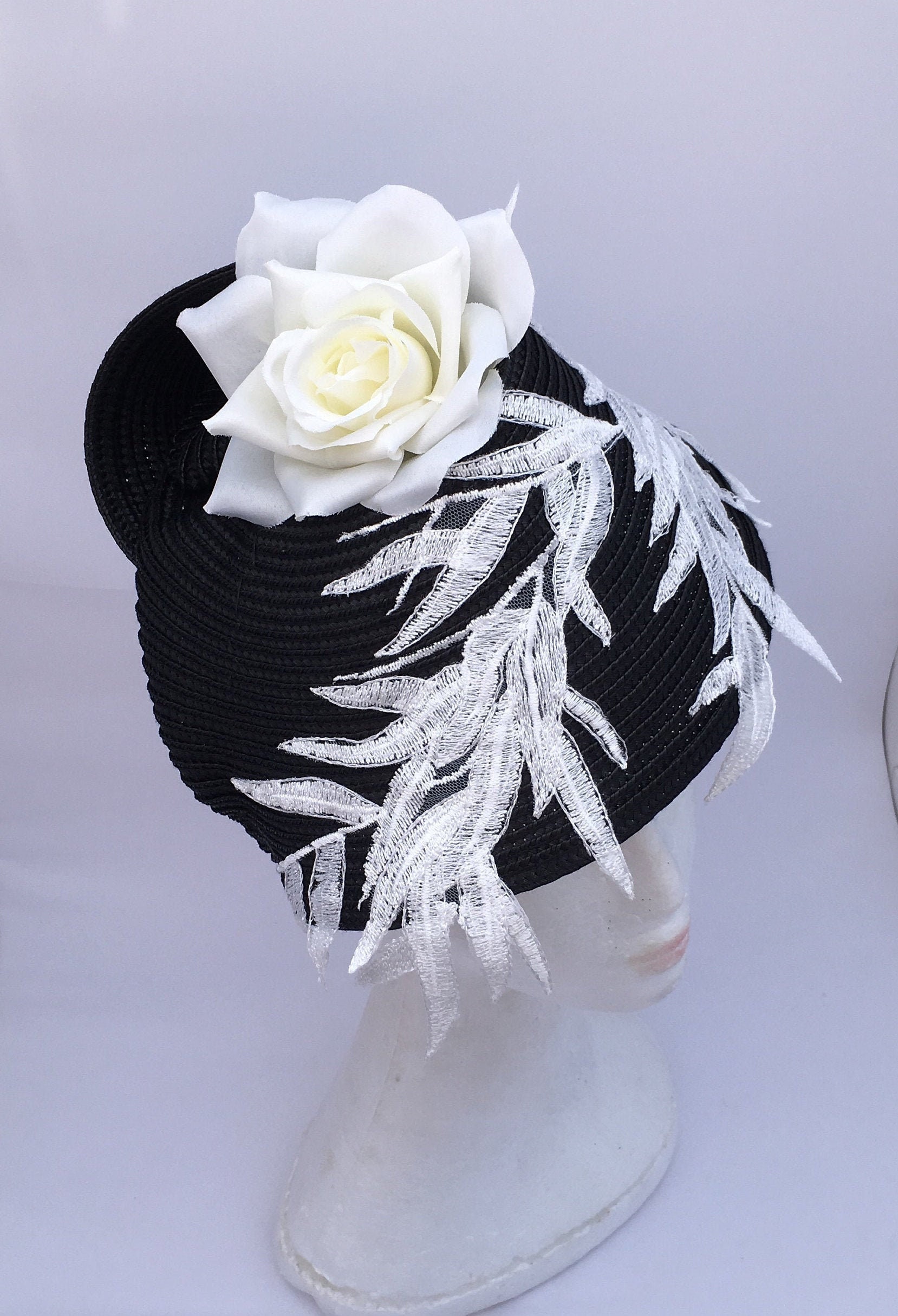 Black and White Statement Fascinator With Lace Leaf  display picture 2