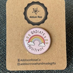 Distintivo de broche de esmalte irradia positividade