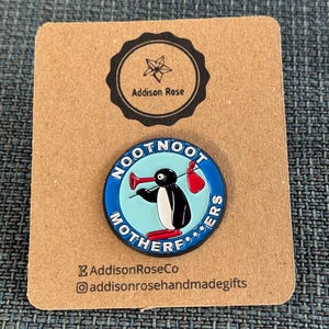Pingu NOOTNOOT Hijos de puta - Insignia de pin de esmalte