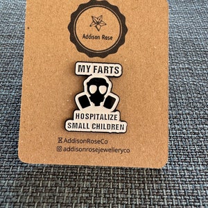 Pin esmaltado con la frase Mis pedos hospitalizan a niños pequeños