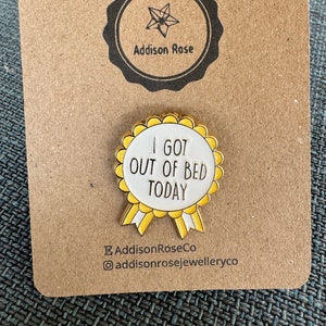 Insignia de pin de esmalte "Me levanté de la cama hoy"