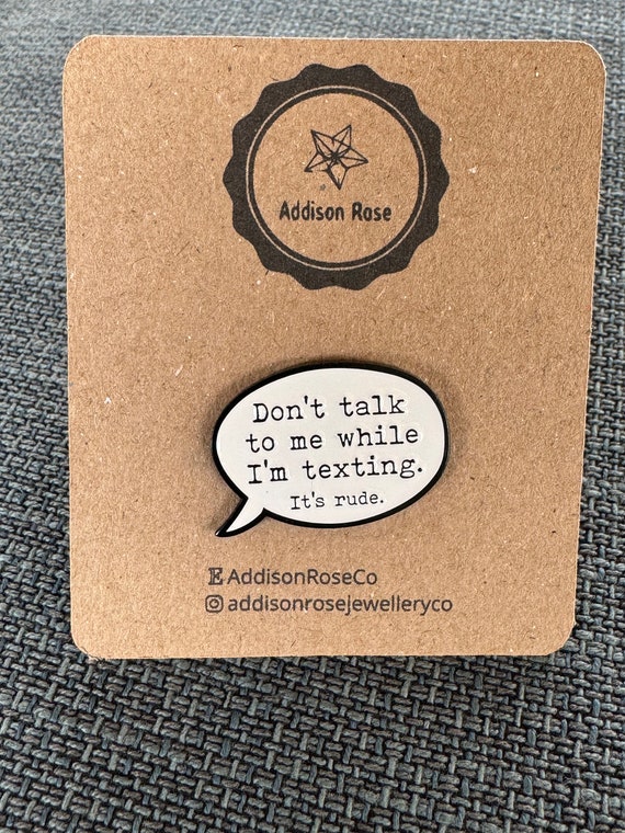 Pin esmaltado con la frase 