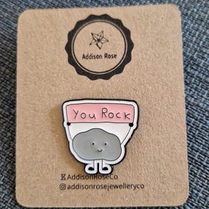 Pin esmaltado con la frase "You Rock"
