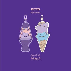 Può includere: Due portachiavi a tema Ditto su sfondo viola. Uno è un design a forma di lampada a lava, l'altro un cono gelato. I portachiavi sono alti circa 5 cm. Le parole "Ditto" e "Keychain" sono stampate sopra.