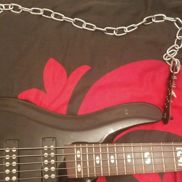 Stahlkette und Leder-Gitarrengurt, optional Spikes, einstellbare Länge (bis zu 132 cm), mit Riemenschloss