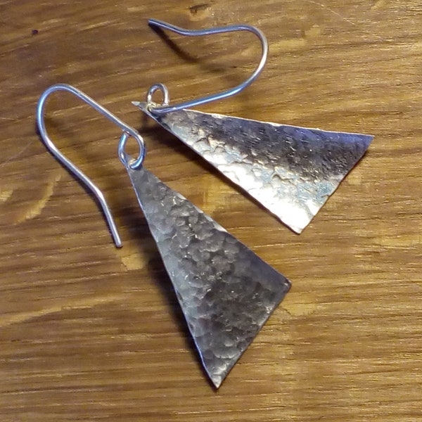 Orecchini triangolari in argento martellato, orecchini a vela martellati in argento, orecchini triangolari martellati