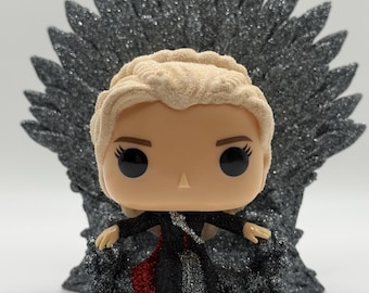 Diamentowa Daenerys na Żelaznym Tronie